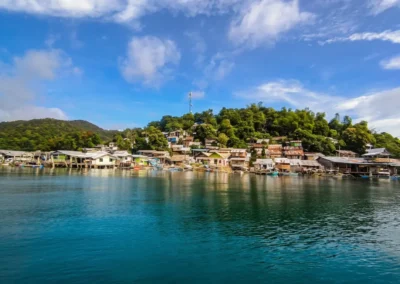Vista del pueblo pesquero de Liminangcong en Palawan, una experiencia de turismo auténtico cerca de DK2 Resort.