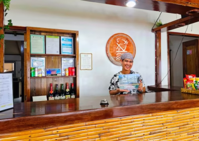 DK2 Resort reception in El Nido. Friendly staff providing logistics support and tailor-made travel organization in the Philippines.