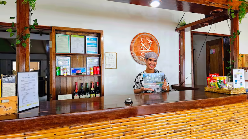Recepción del resort DK2 en El Nido. Staff amable para ayuda logística y organización de viajes a medida en Filipinas.